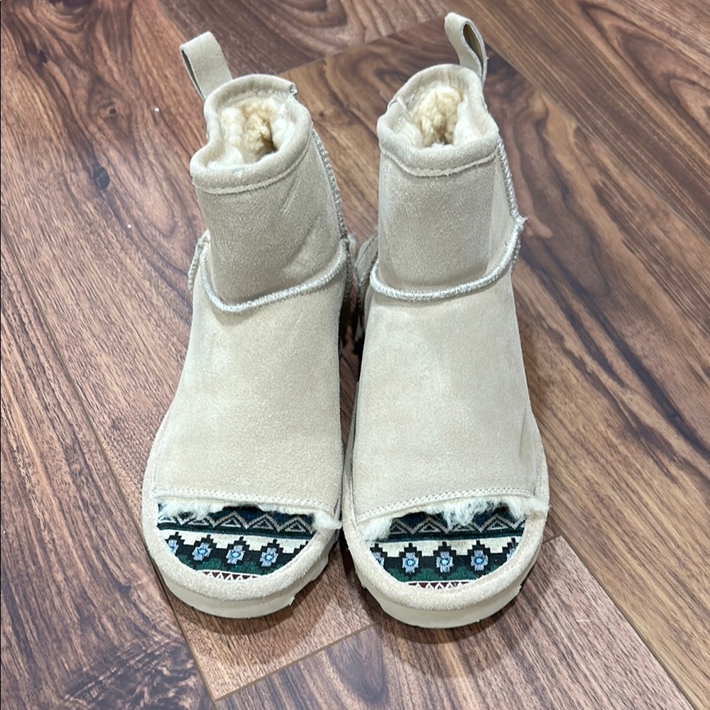 Women's Beige/Suede slipper wool blend lining with rubber outsole.